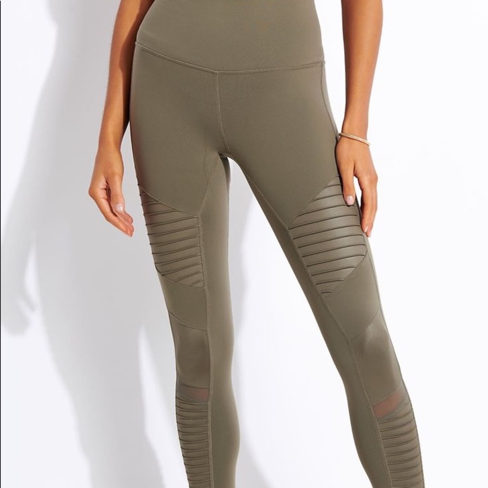 ALO YOGA MOTO LEGGINGS IN OLIVE